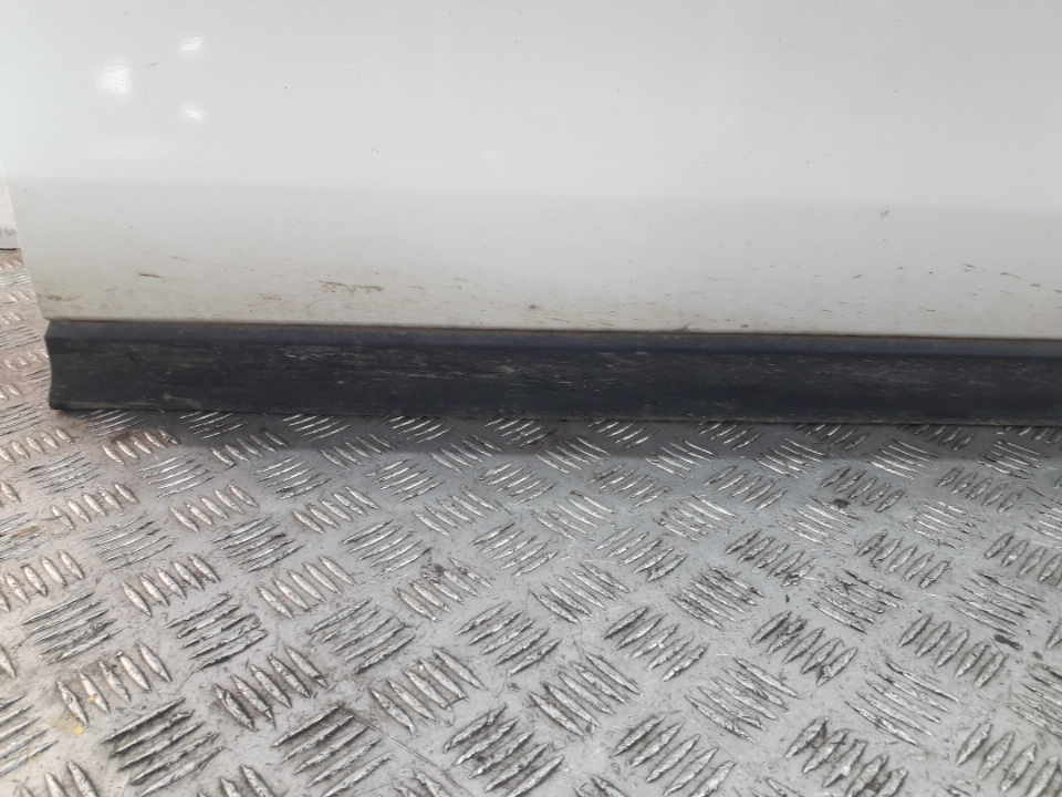 Накладка двери передней правой