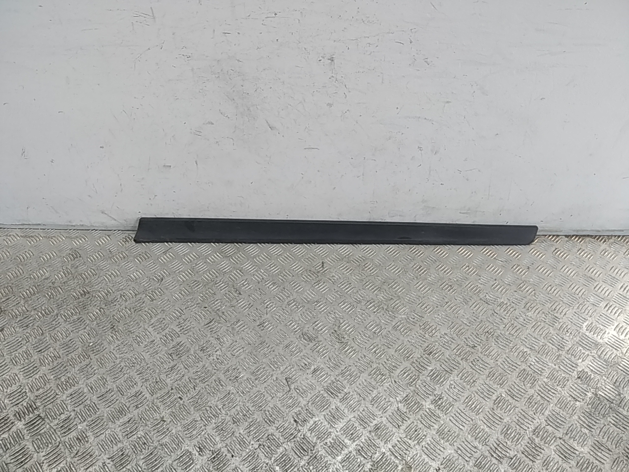 Накладка двери передней правой