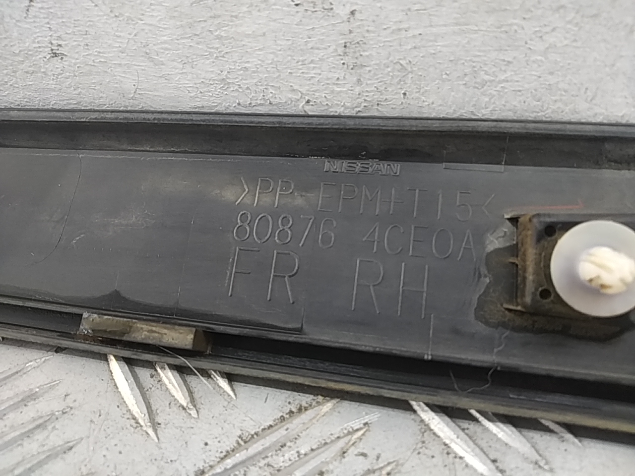 Накладка двери передней правой