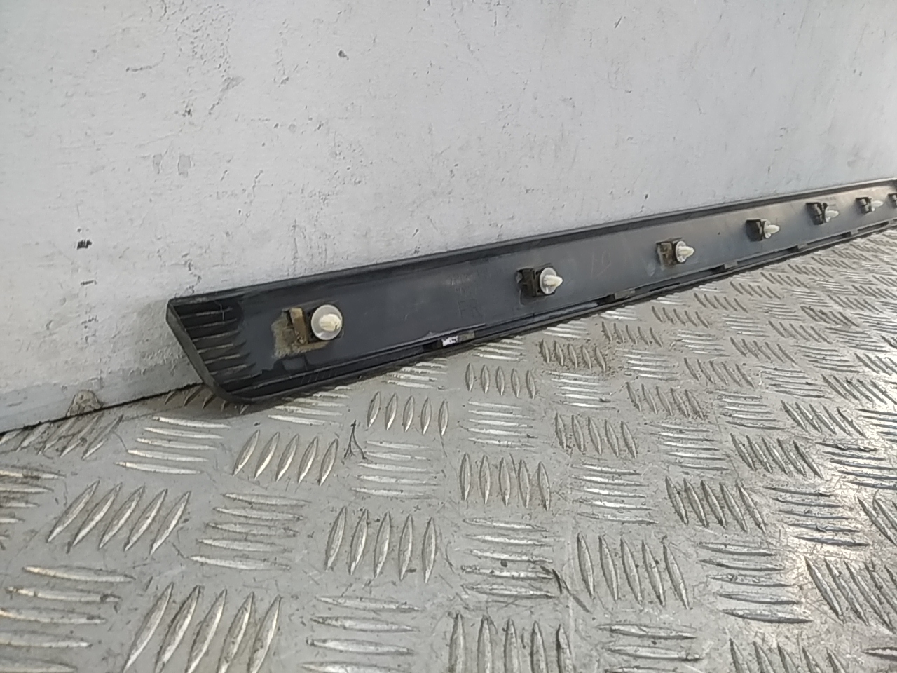 Накладка двери передней правой