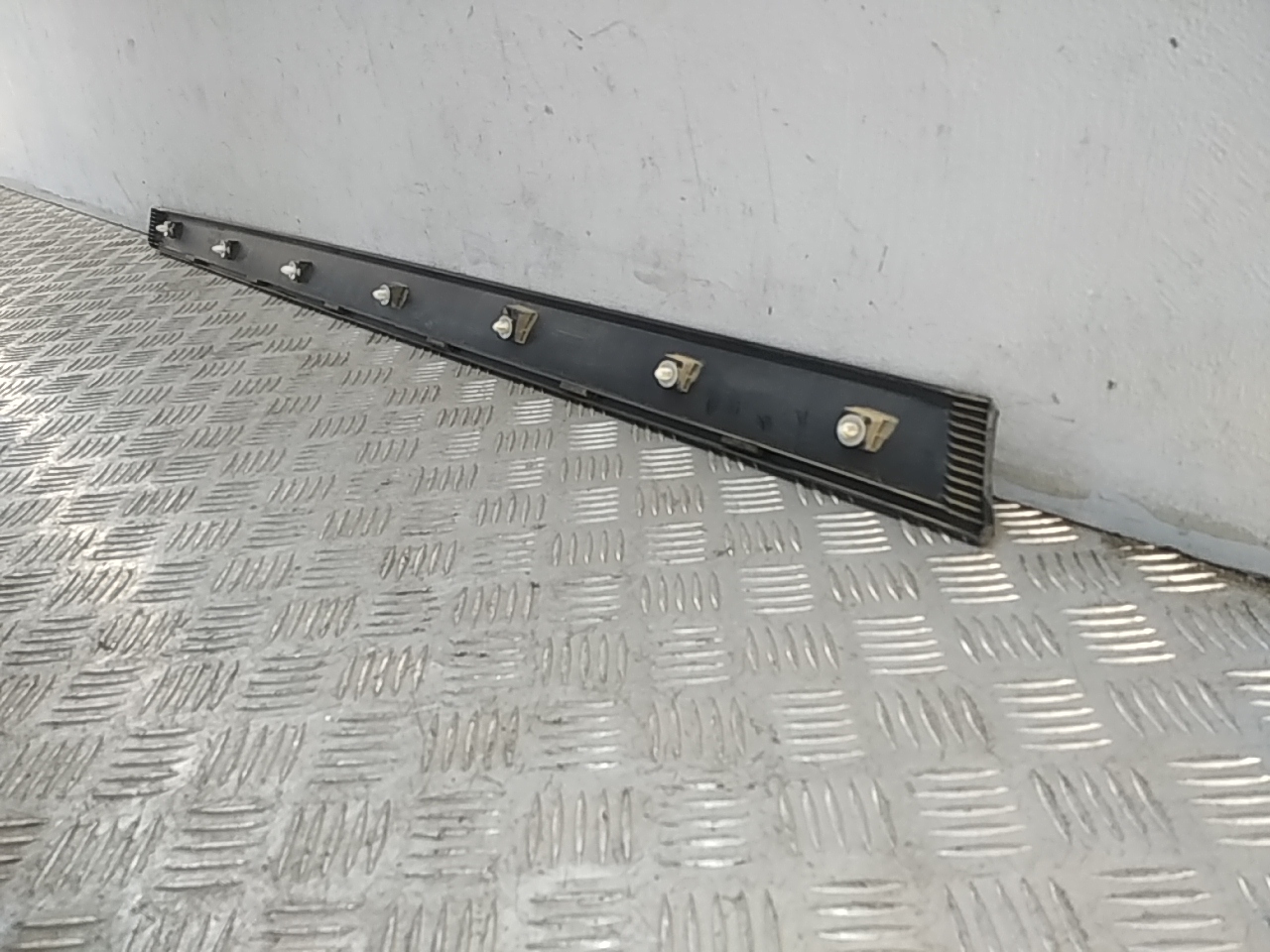 Накладка двери передней правой