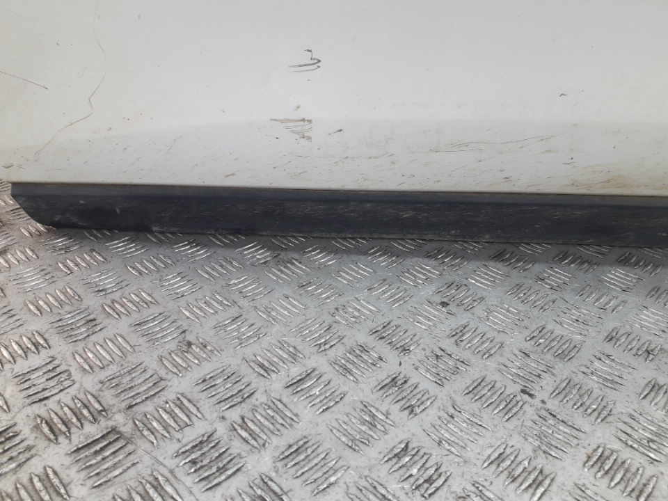 Накладка двери передней левой