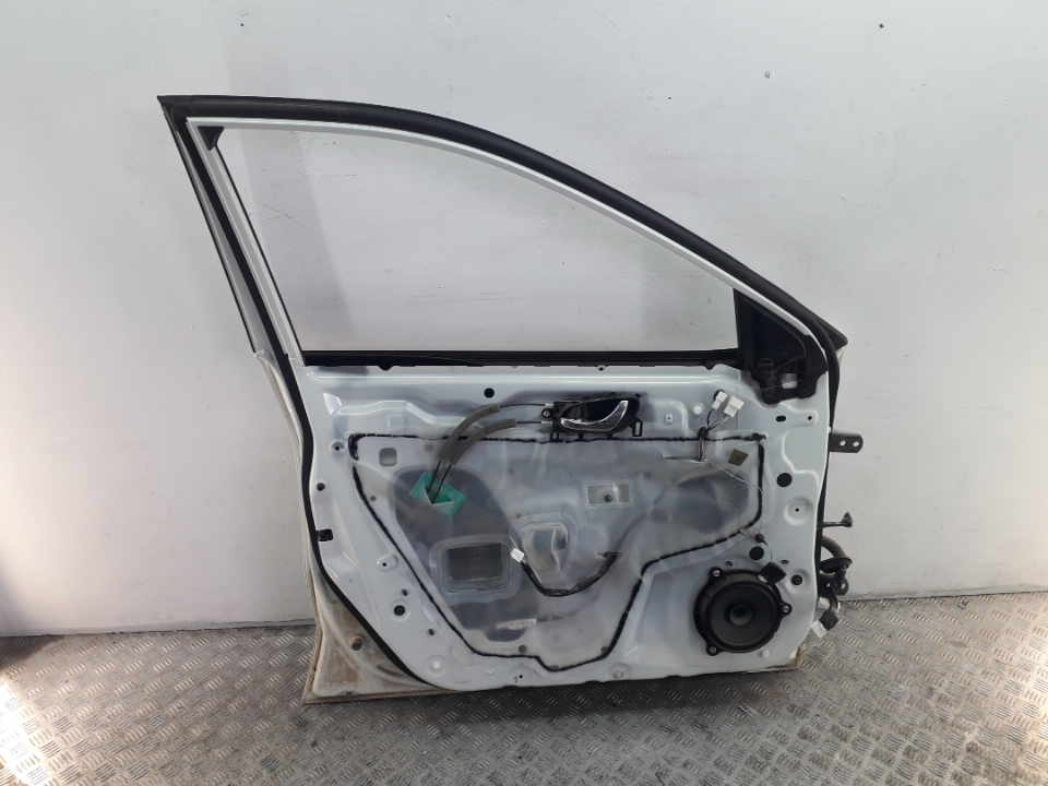 Уплотнитель передней левой двери