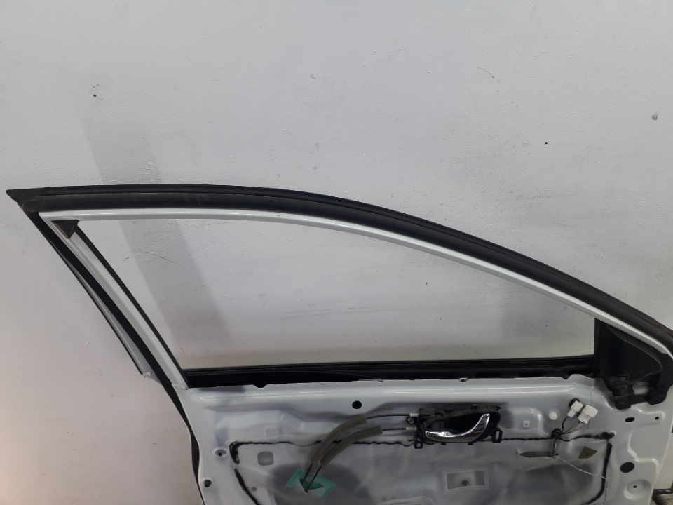 Уплотнитель передней левой двери