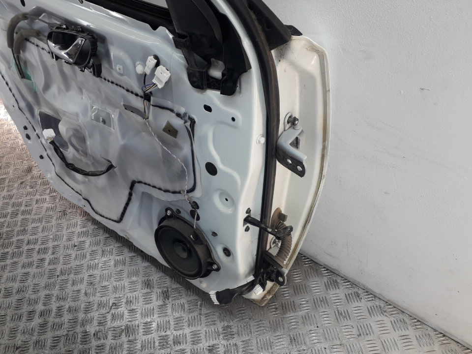 Уплотнитель передней левой двери