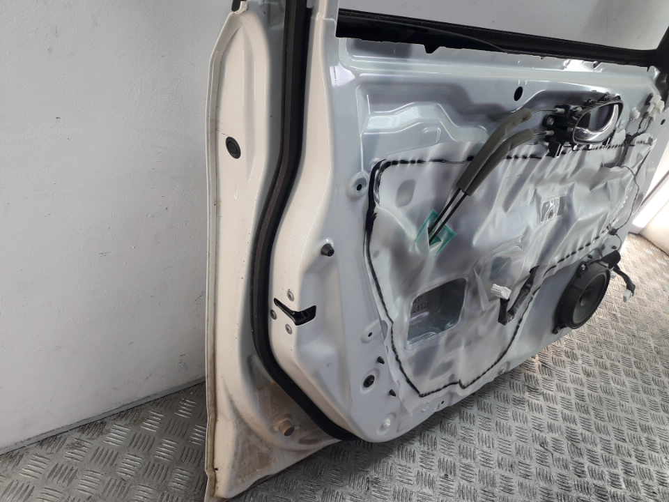 Уплотнитель передней левой двери