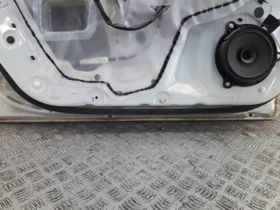 Уплотнитель передней левой двери