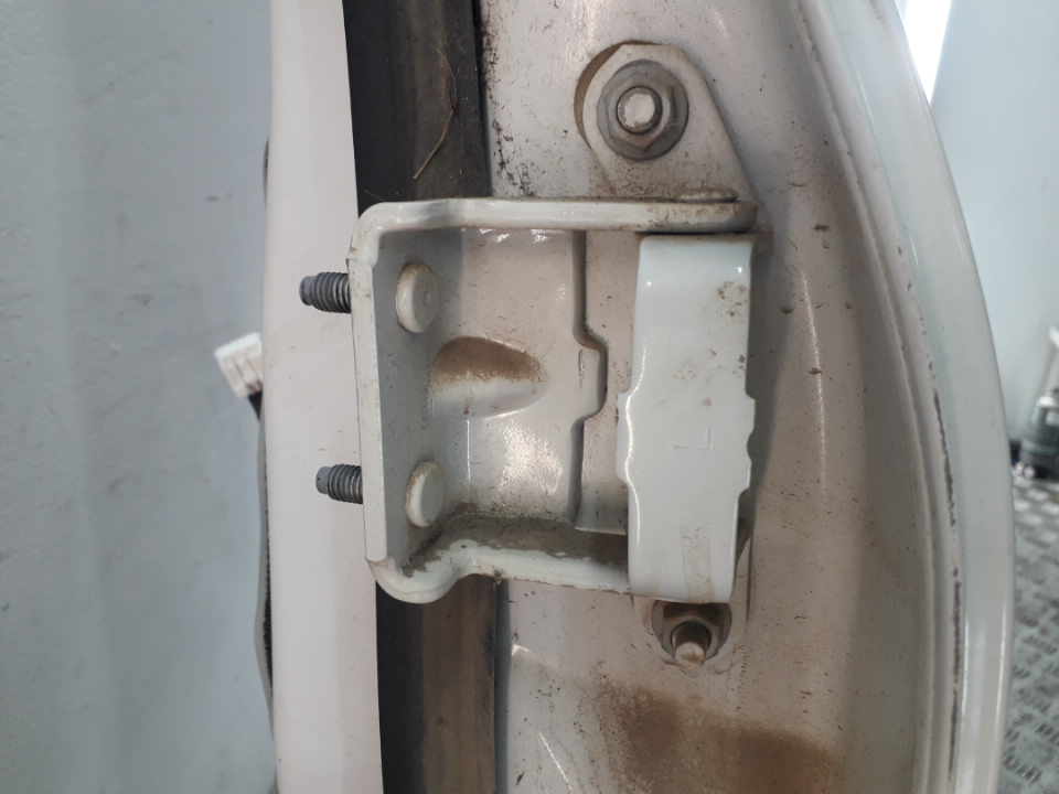 Петля двери задней левой верхняя