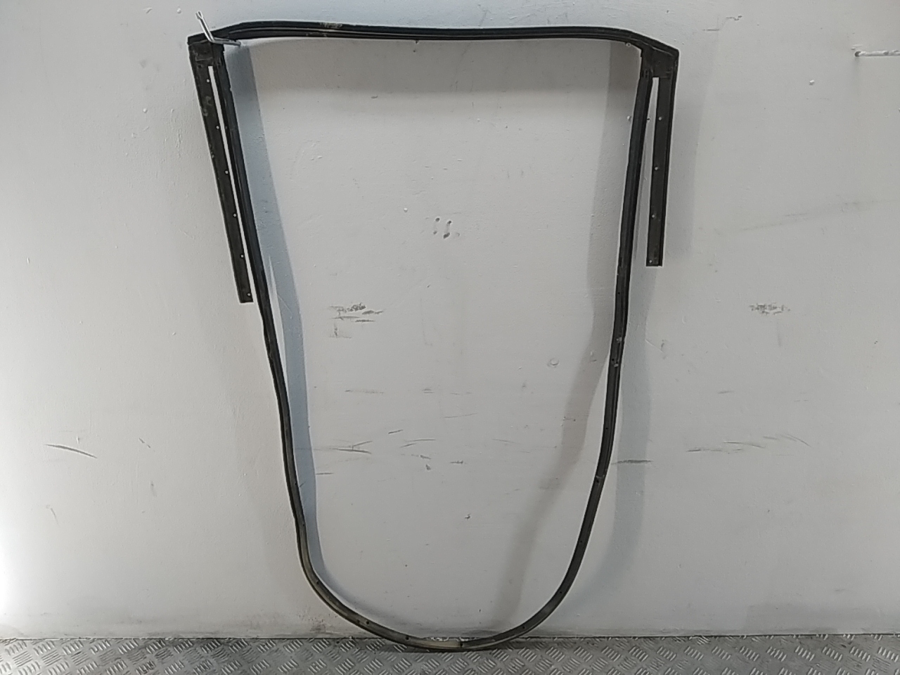 Уплотнитель задней левой двери