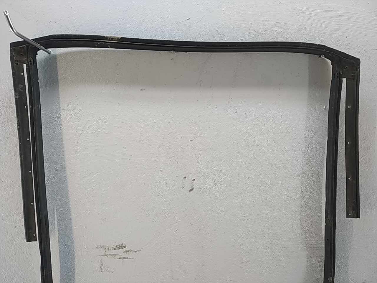 Уплотнитель задней левой двери