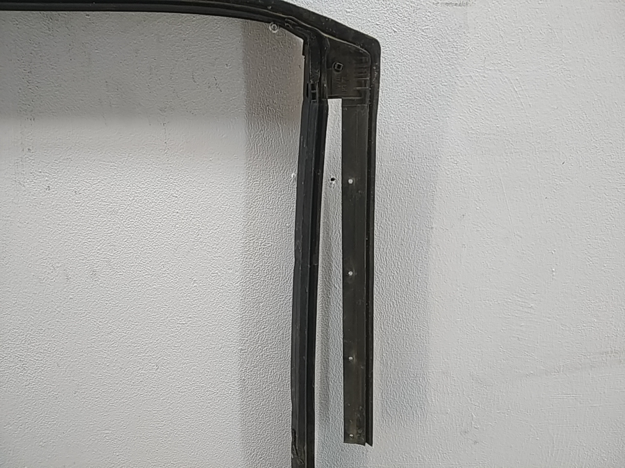 Уплотнитель задней левой двери