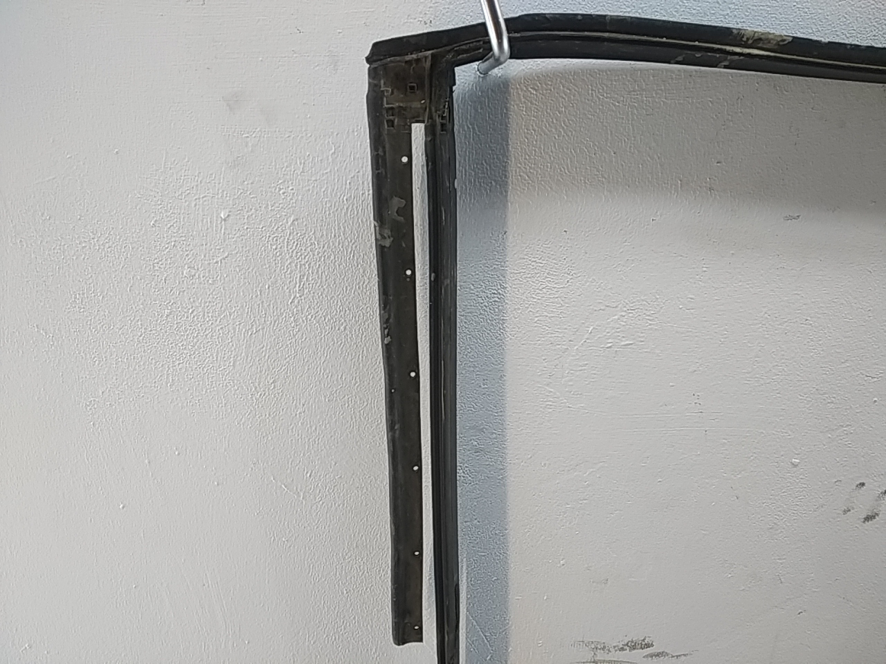 Уплотнитель задней левой двери