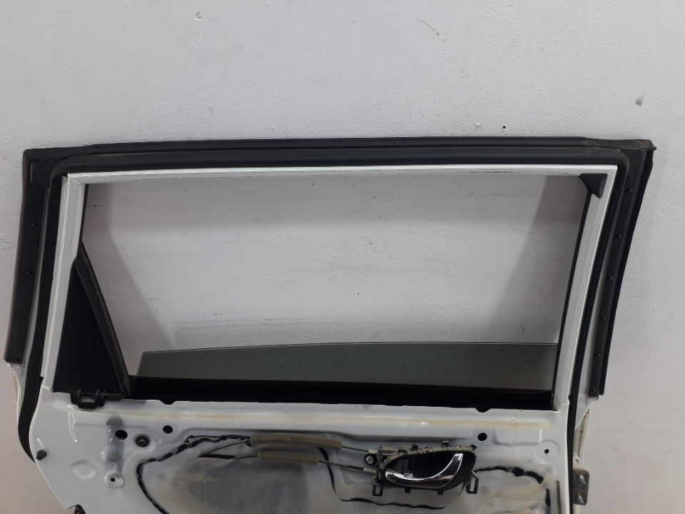 Уплотнитель задней левой двери