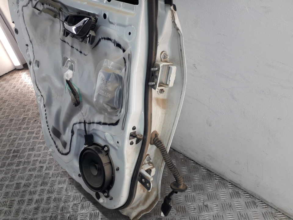 Уплотнитель задней левой двери