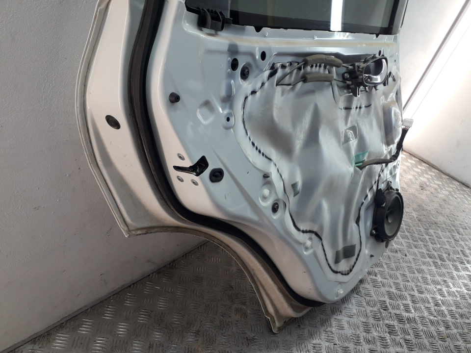 Уплотнитель задней левой двери