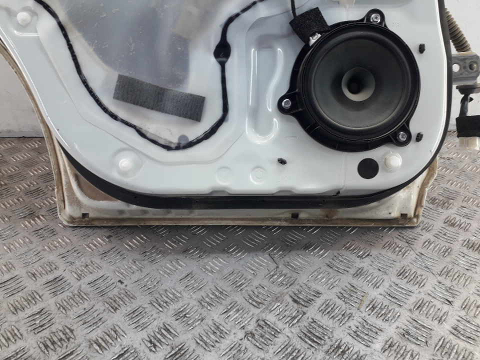 Уплотнитель задней левой двери