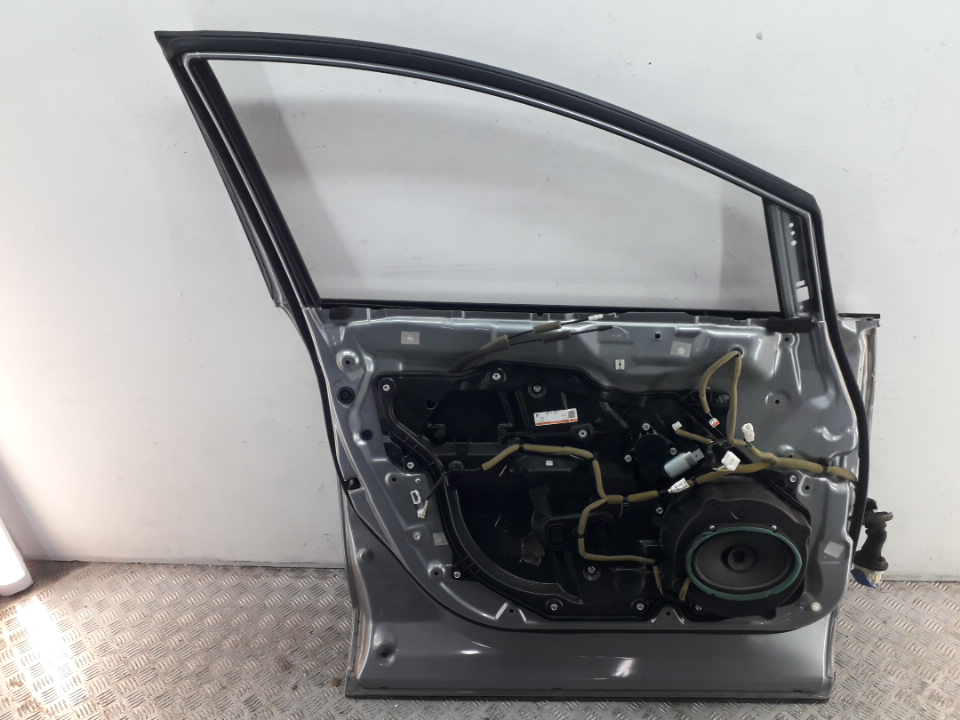 Уплотнитель передней левой двери