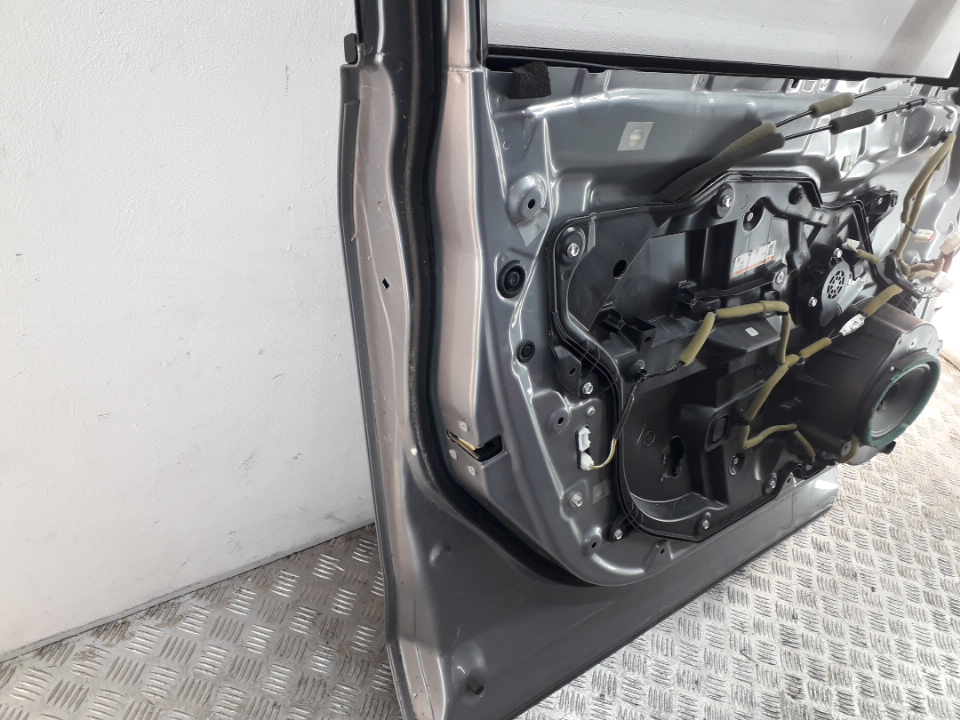 Уплотнитель передней левой двери