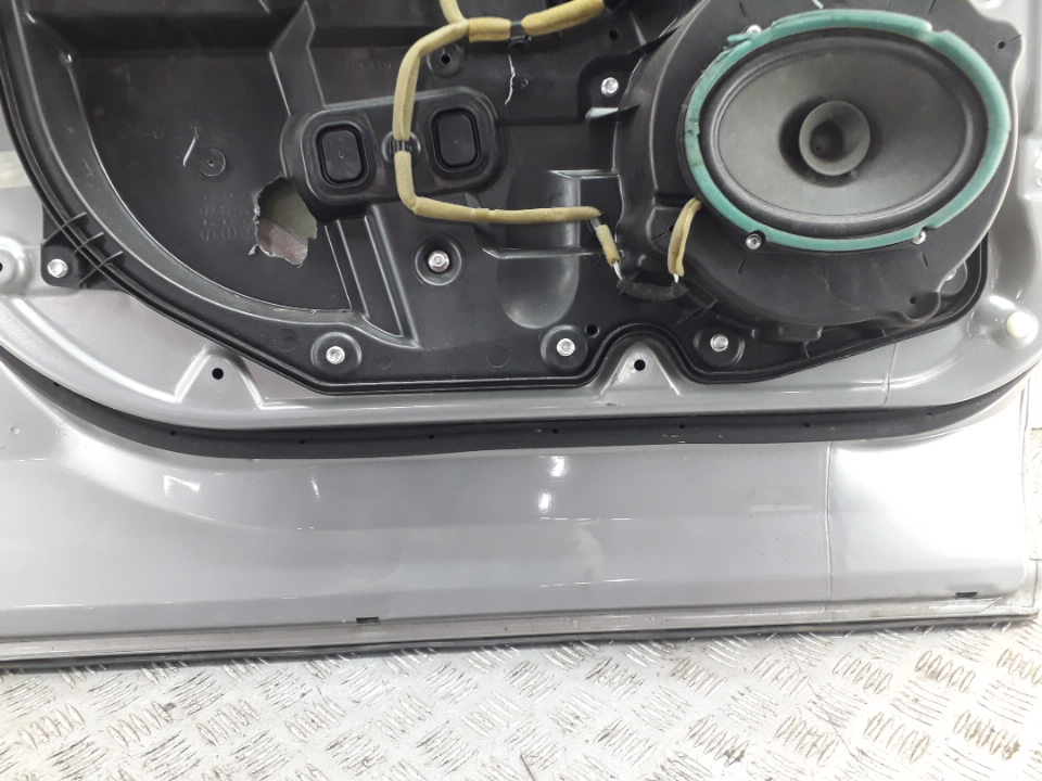 Уплотнитель передней левой двери