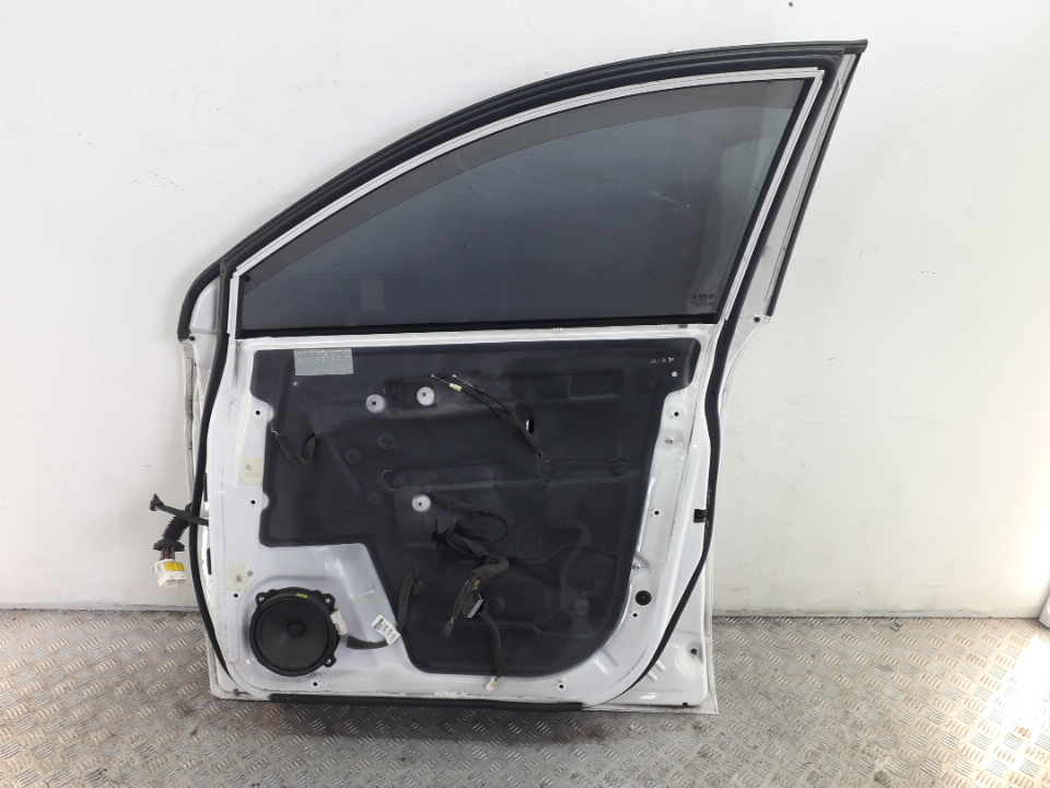 Уплотнитель передней правой двери