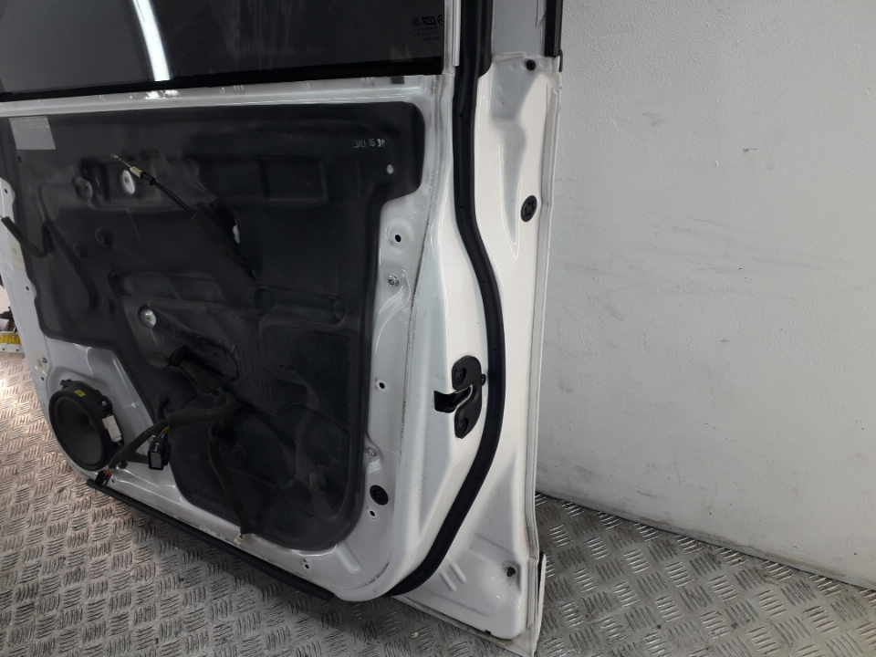 Уплотнитель передней правой двери