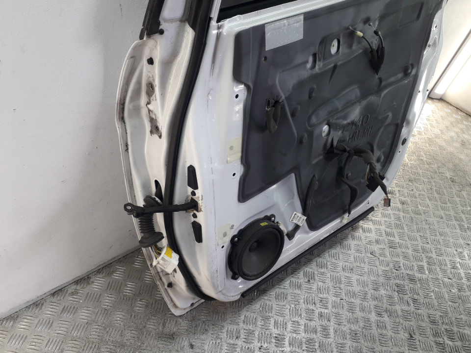 Уплотнитель передней правой двери