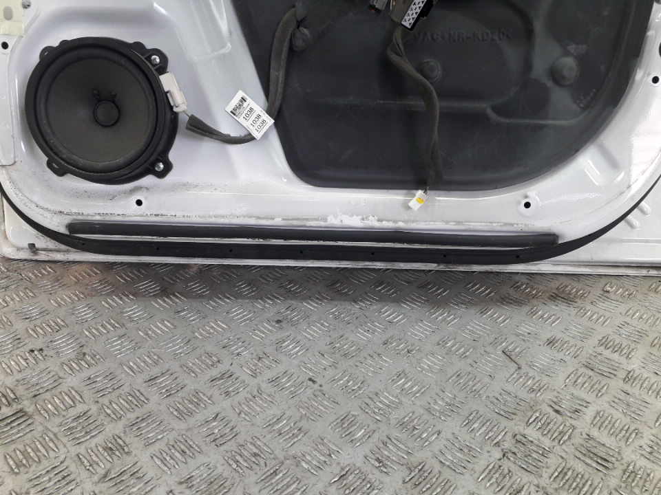 Уплотнитель передней правой двери