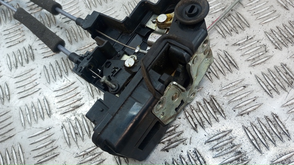 Замок двери задней левой