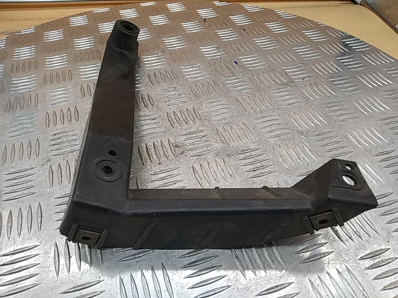 Кронштейн заднего бампера правый