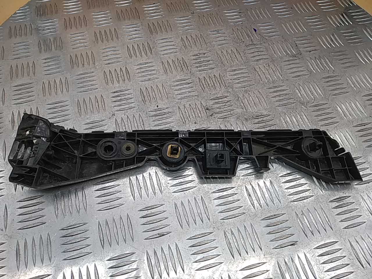 Кронштейн заднего бампера правый