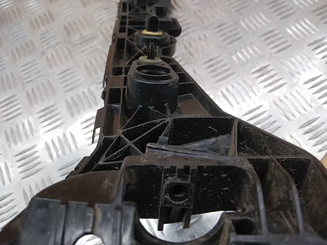 Кронштейн заднего бампера правый