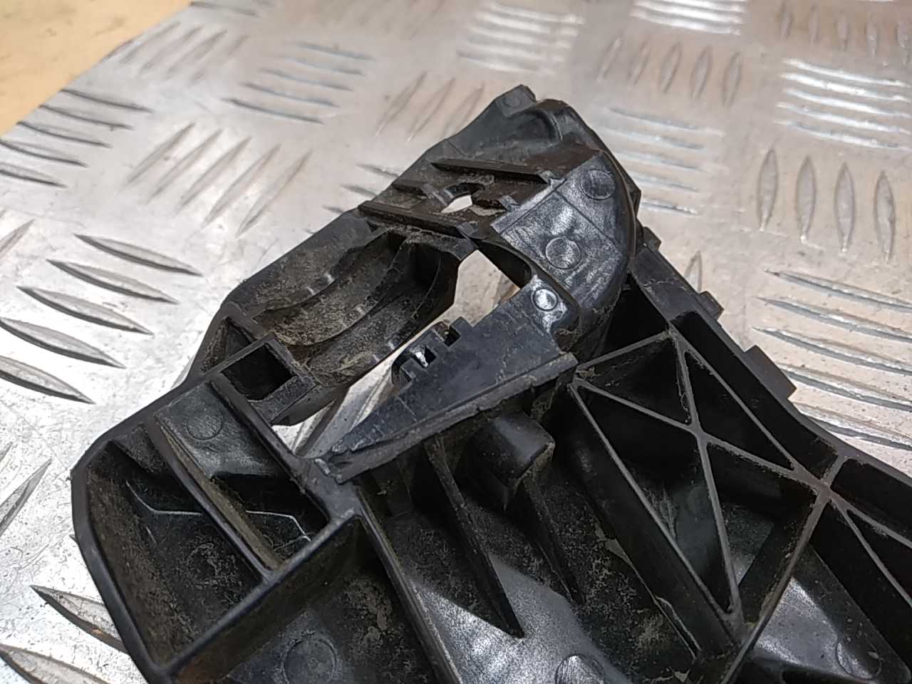 Кронштейн заднего бампера правый