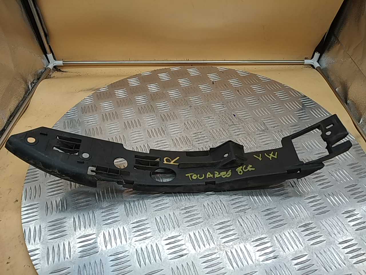 Кронштейн переднего бампера правый