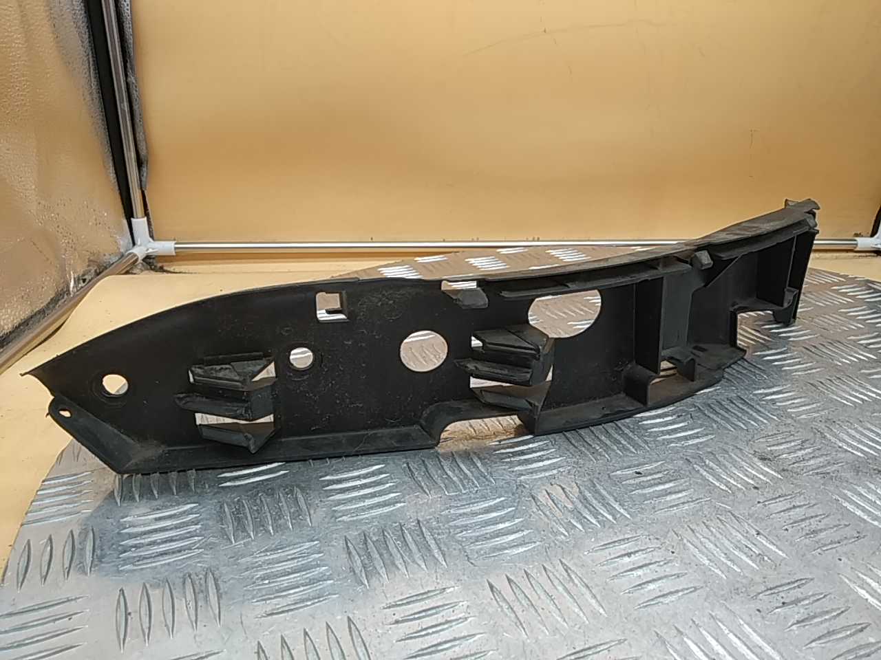 Кронштейн переднего бампера правый