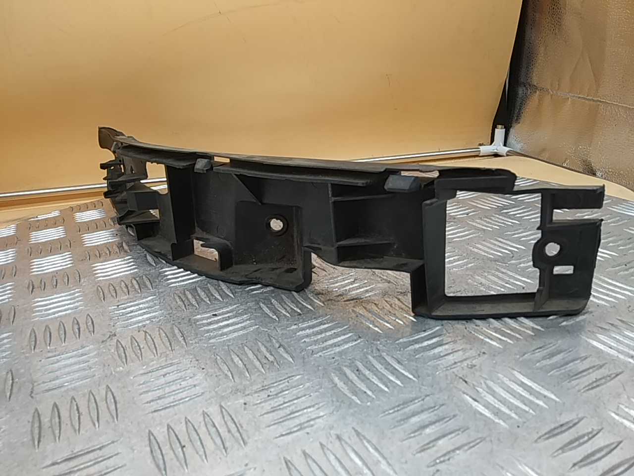 Кронштейн переднего бампера правый