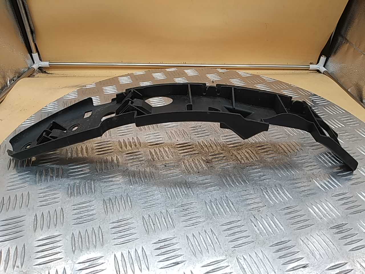 Кронштейн переднего бампера правый