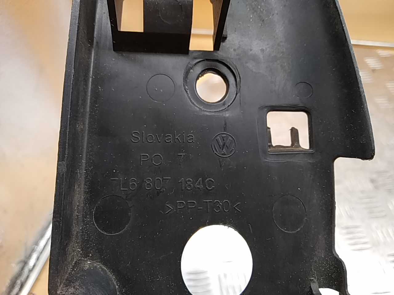 Кронштейн переднего бампера правый