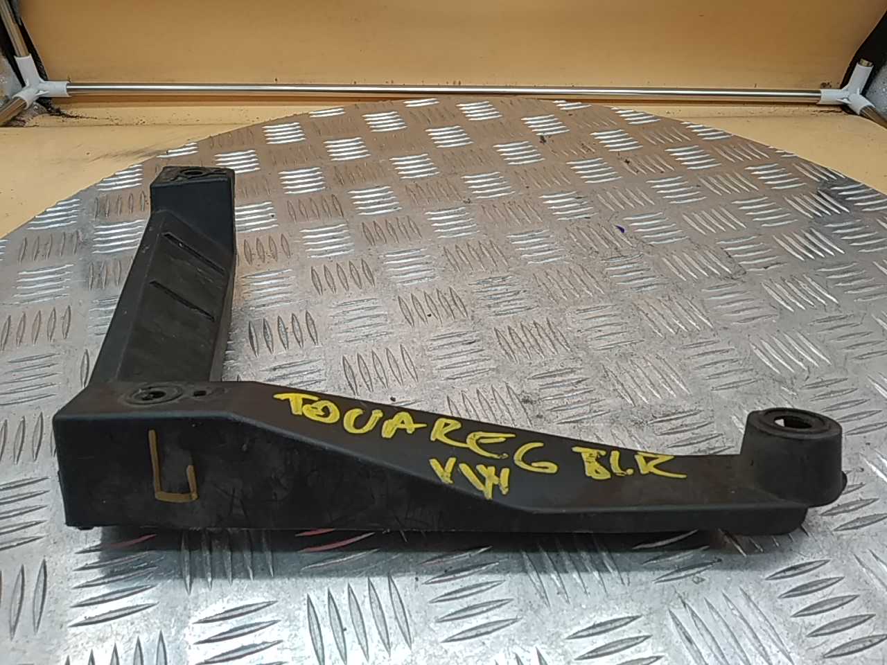 Кронштейн заднего бампера левый