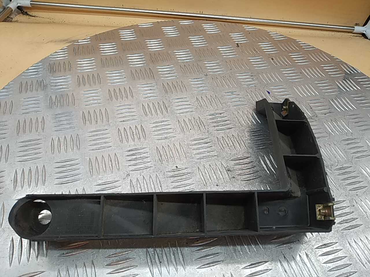 Кронштейн заднего бампера левый