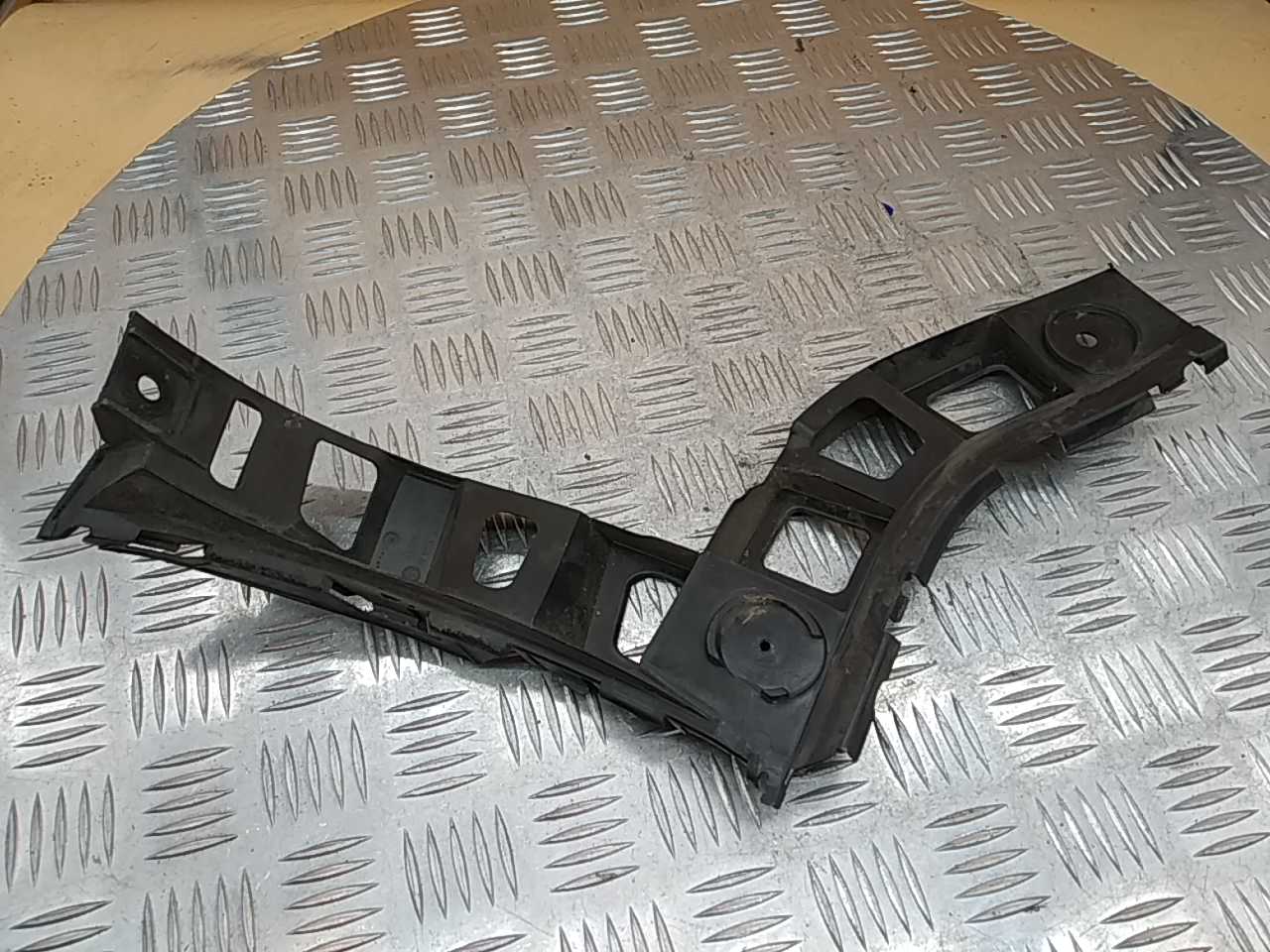Кронштейн заднего бампера правый