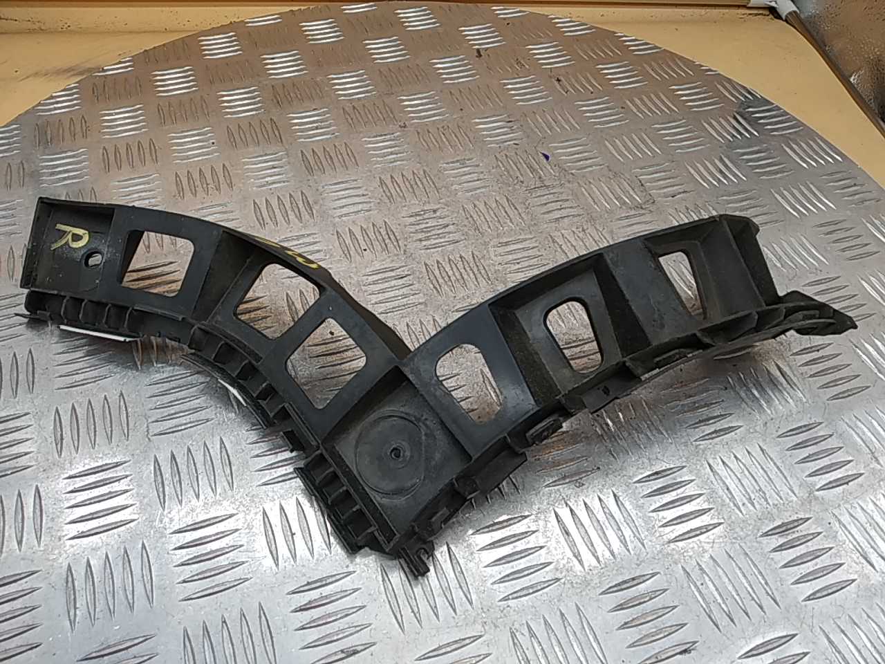 Кронштейн заднего бампера правый