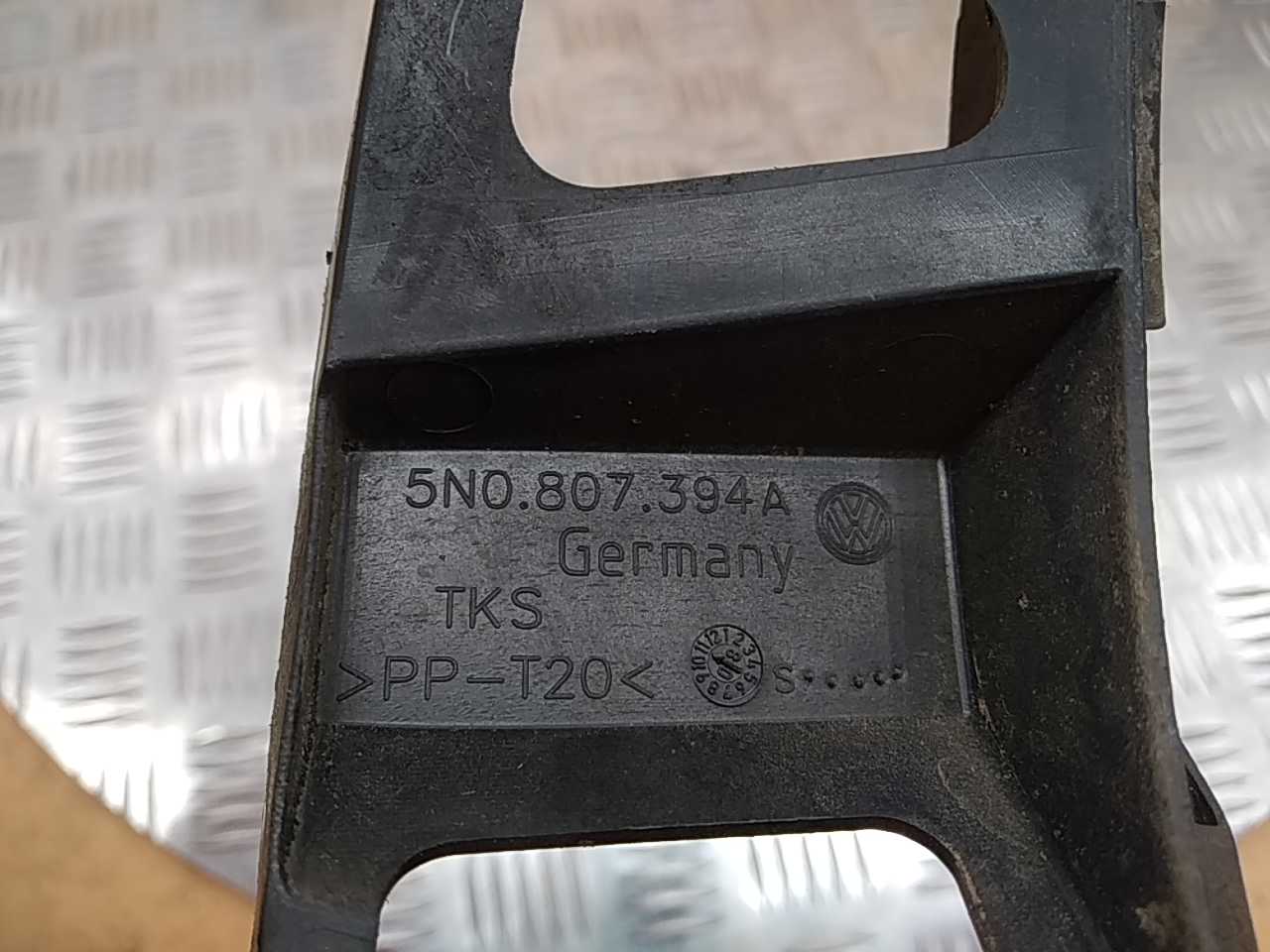 Кронштейн заднего бампера правый