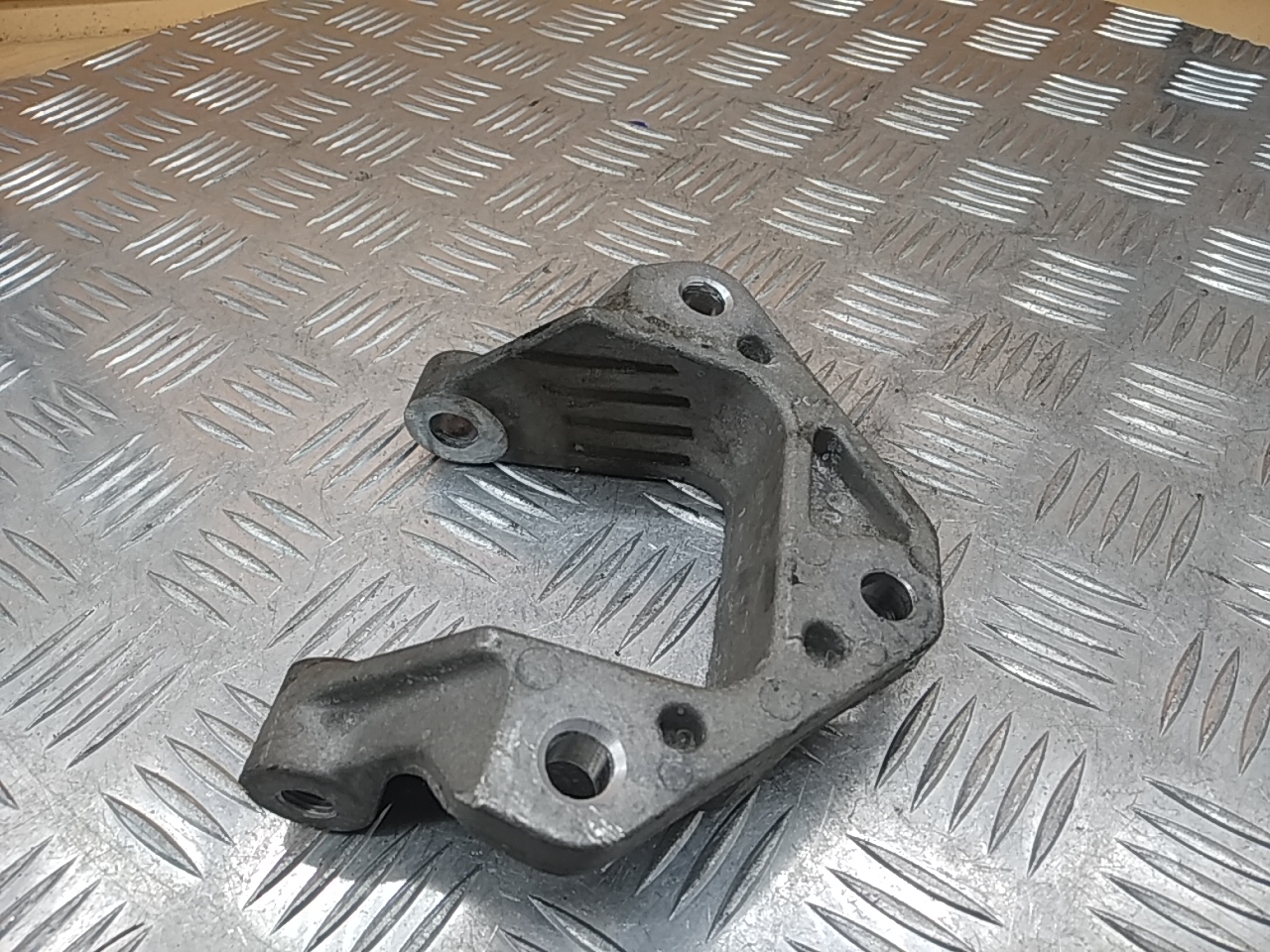 Кронштейн двигателя