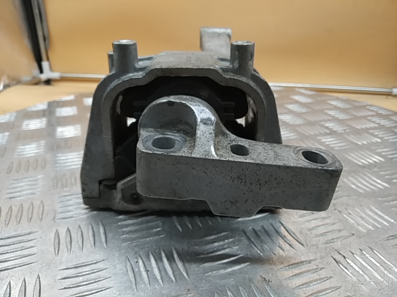 Опора двигателя правая