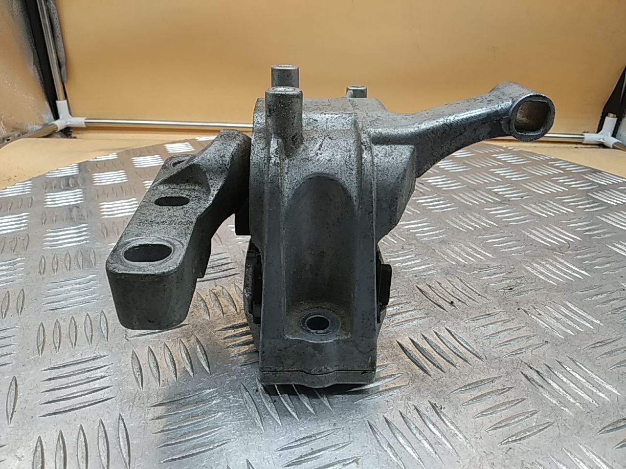 Опора двигателя правая