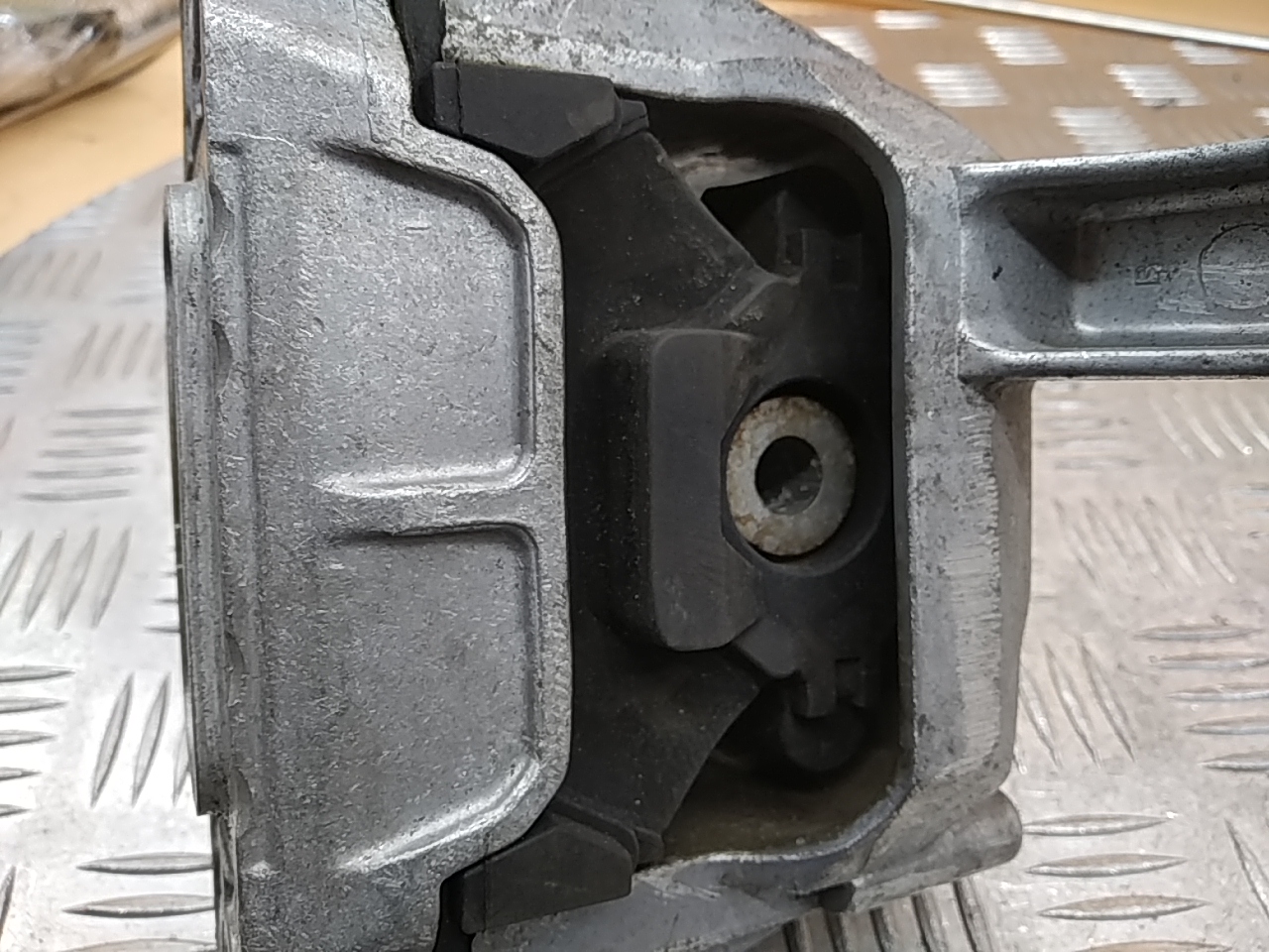 Опора двигателя правая