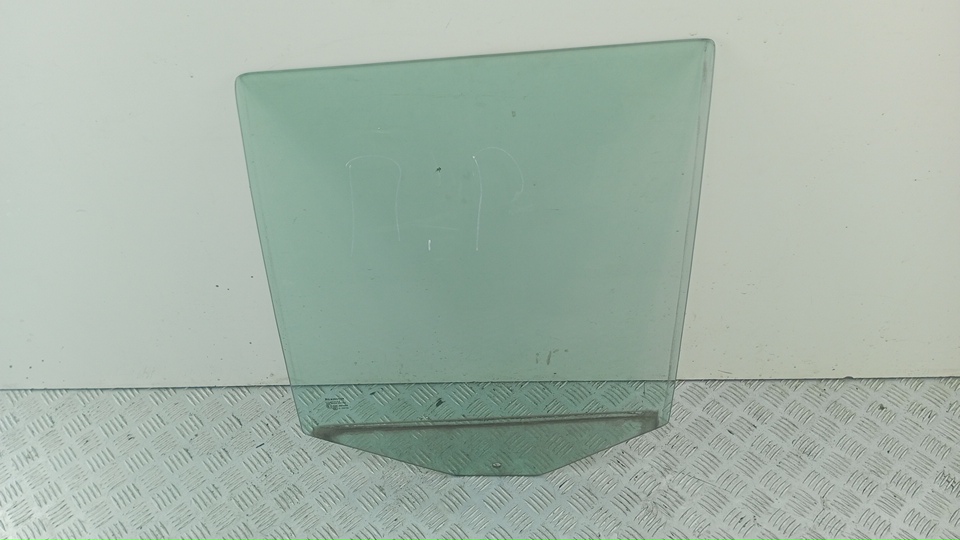 Стекло двери задней левой