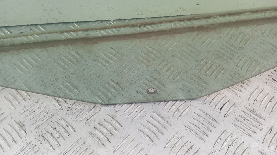 Стекло двери задней левой