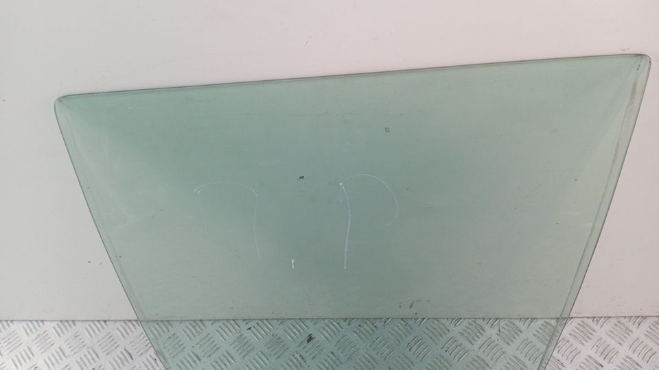 Стекло двери задней левой