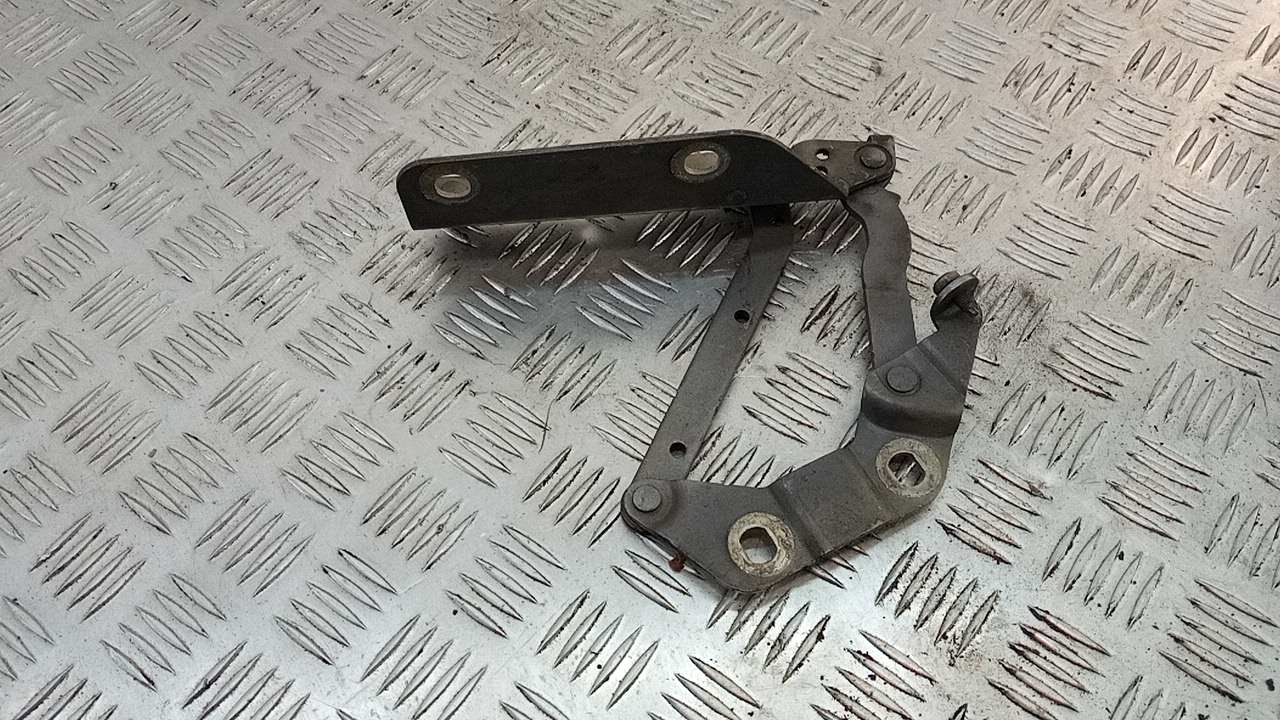 Петля капота левая